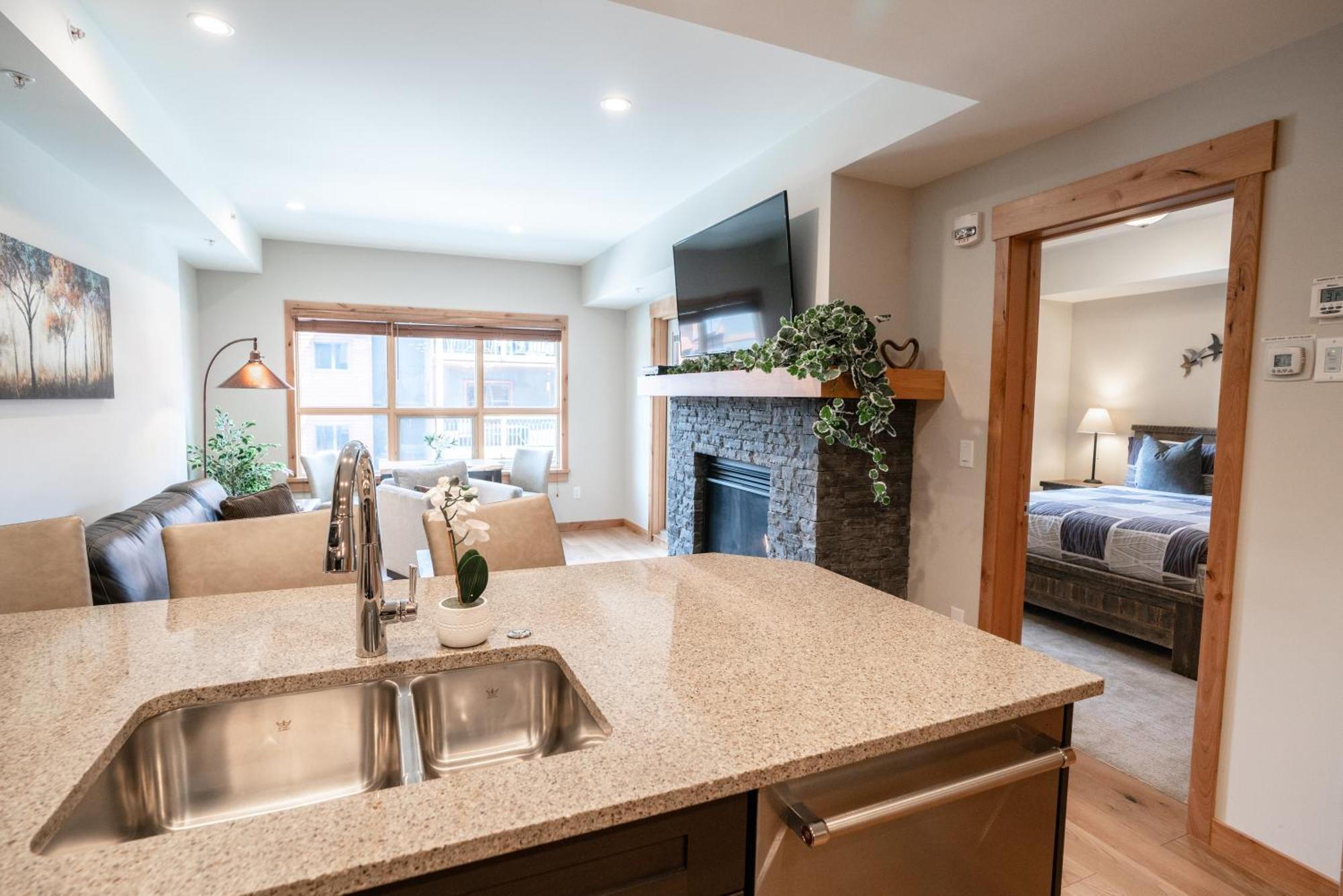 Spring Creek Luxury King One Bedroom At White Spruce Lodge 坎莫尔 外观 照片