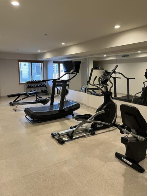Spring Creek Luxury King One Bedroom At White Spruce Lodge 坎莫尔 外观 照片