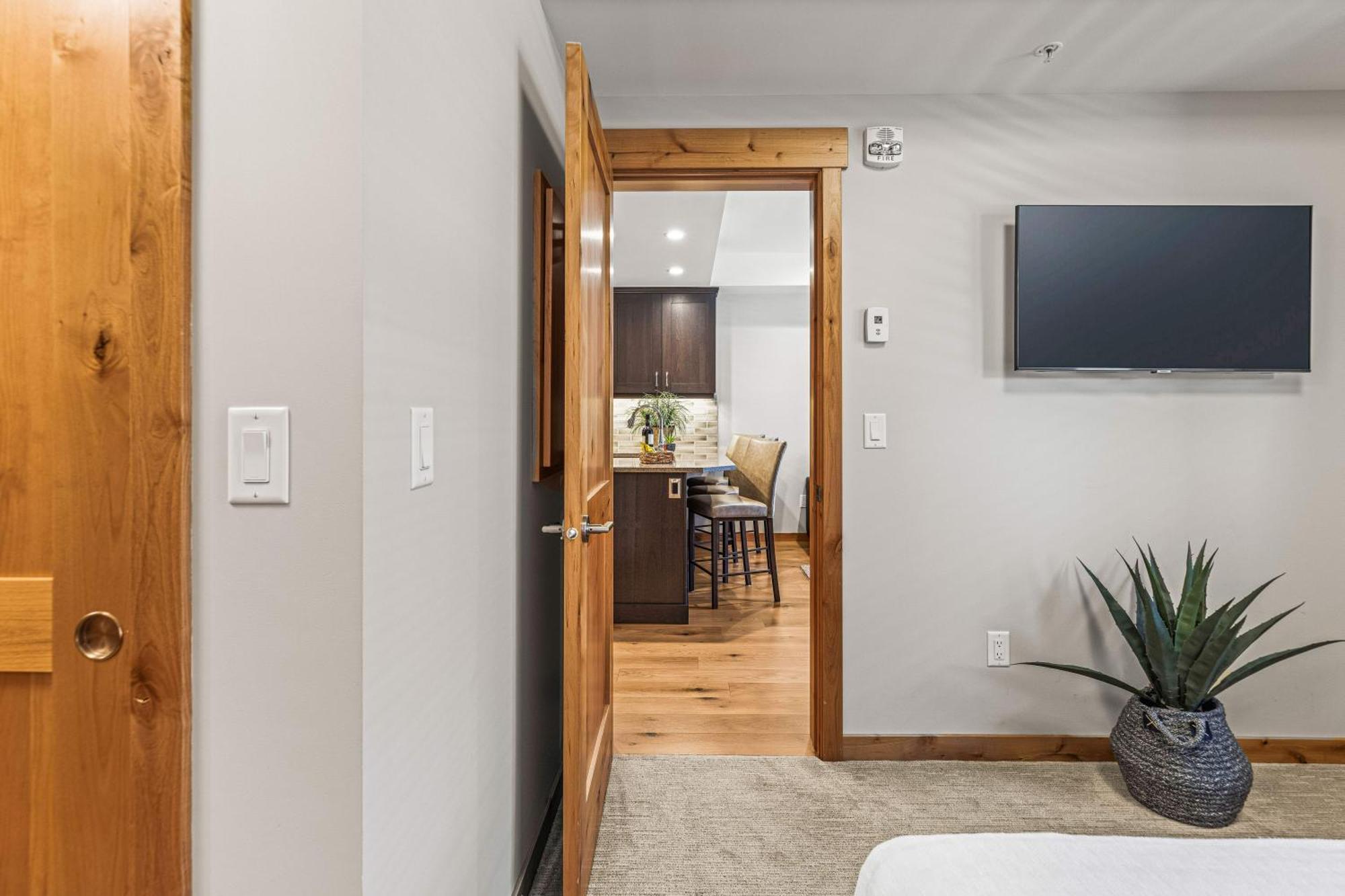 Spring Creek Luxury King One Bedroom At White Spruce Lodge 坎莫尔 外观 照片