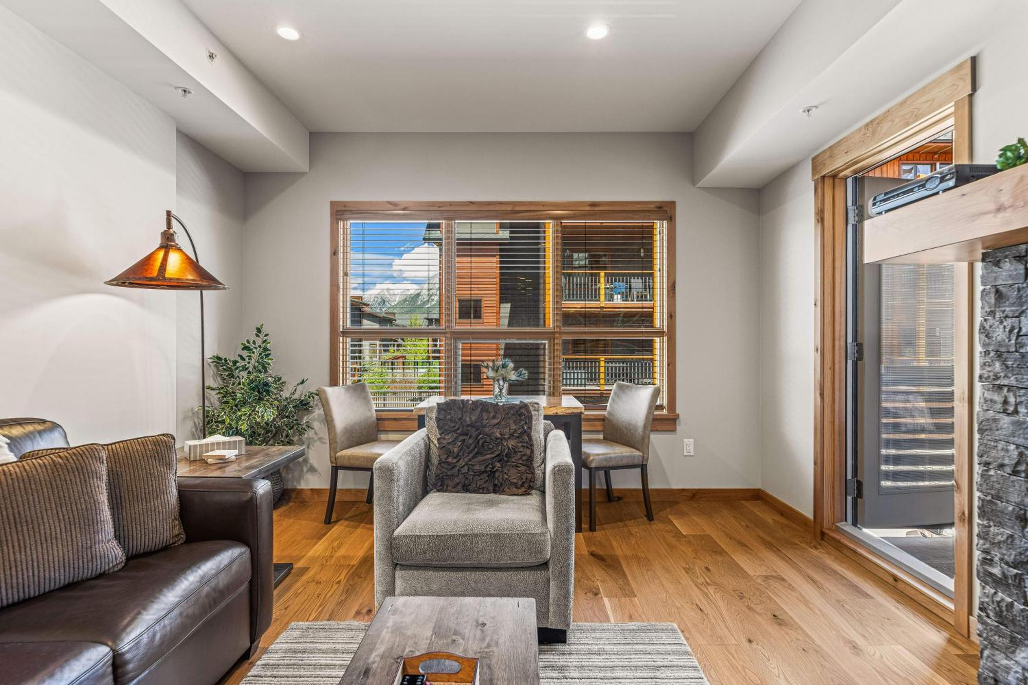 Spring Creek Luxury King One Bedroom At White Spruce Lodge 坎莫尔 外观 照片