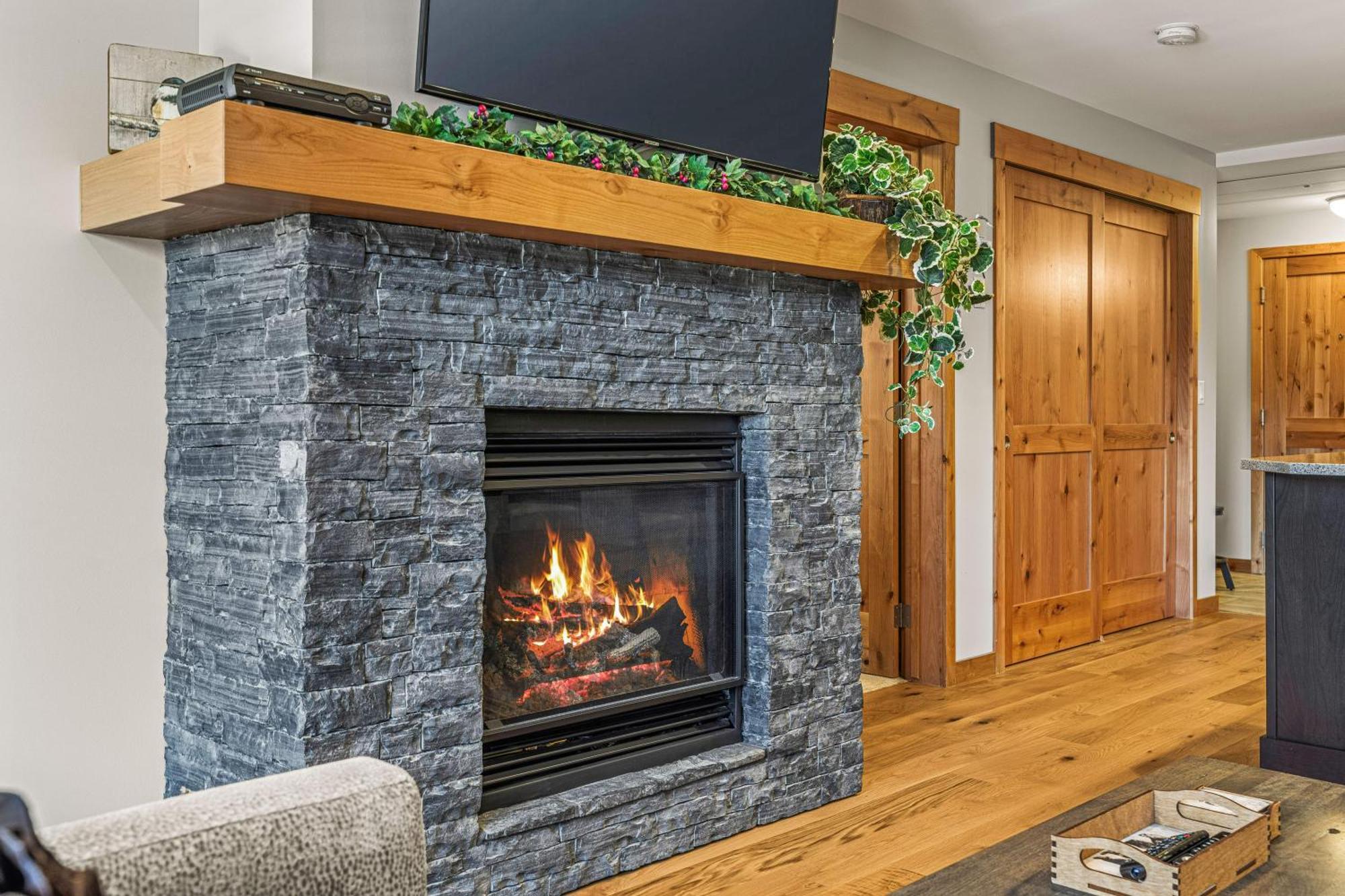 Spring Creek Luxury King One Bedroom At White Spruce Lodge 坎莫尔 外观 照片