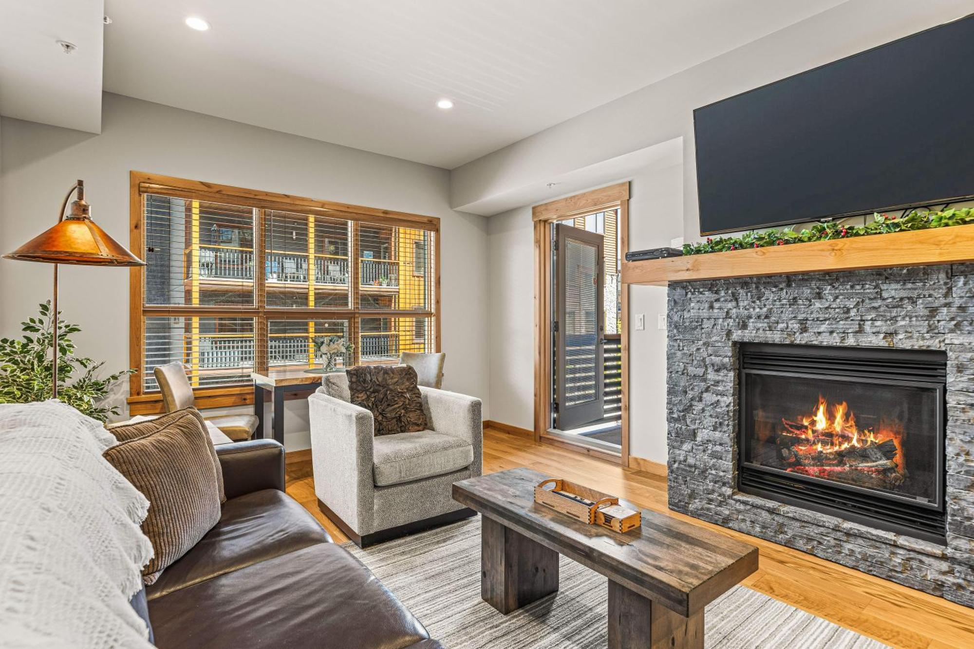Spring Creek Luxury King One Bedroom At White Spruce Lodge 坎莫尔 外观 照片