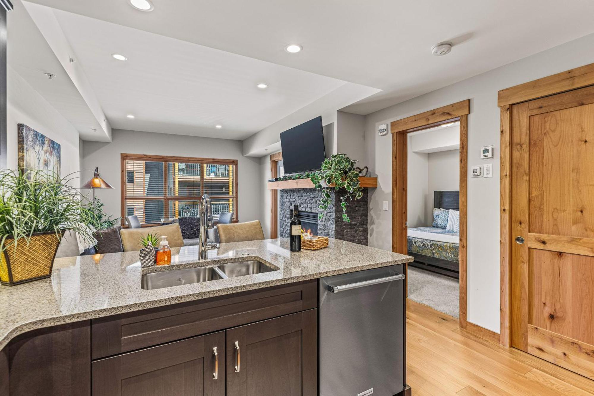 Spring Creek Luxury King One Bedroom At White Spruce Lodge 坎莫尔 外观 照片