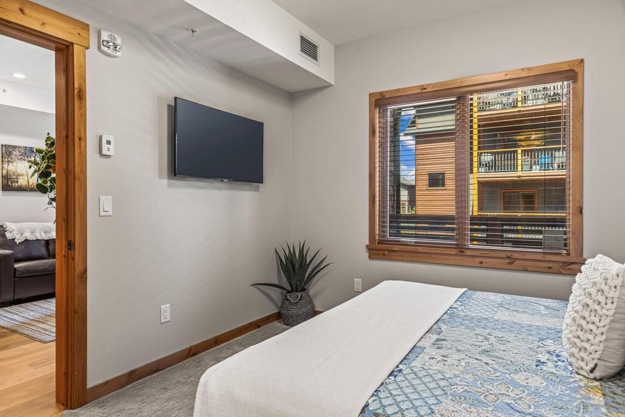 Spring Creek Luxury King One Bedroom At White Spruce Lodge 坎莫尔 外观 照片